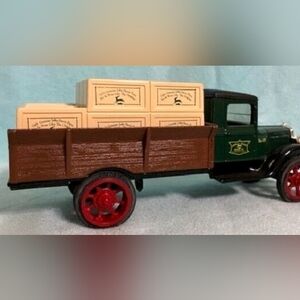 1931 HAWKEYE JOHN DEERE NO. 104 DELIVERY TRUCK COIN BANK ERTL METAL VTG